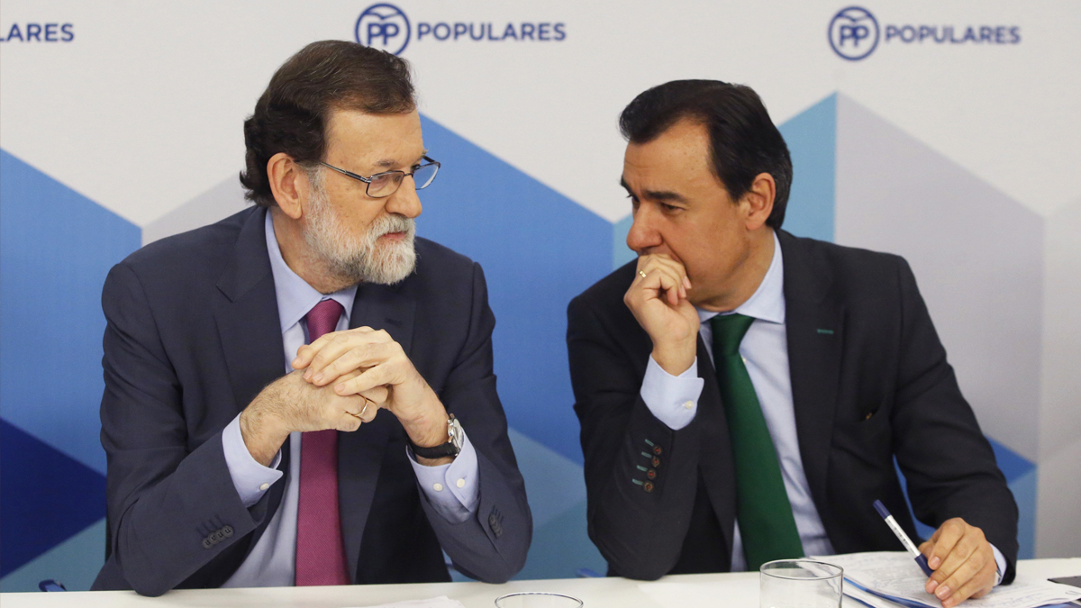 Mariano Rajoy, presidente del Gobierno, y Fernando Martínez-Maíllo, coordinador general del PP. (Foto: EFE)