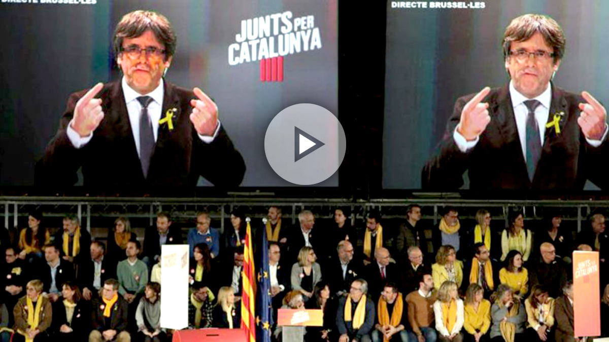 Intervención por videoconferencia del expresidente de la Generalitat, Carles Puigdemont, en el acto central de campaña de Junts per Catalunya celebrado en el pabellón de la Vall d’Hebron. Foto: EFE