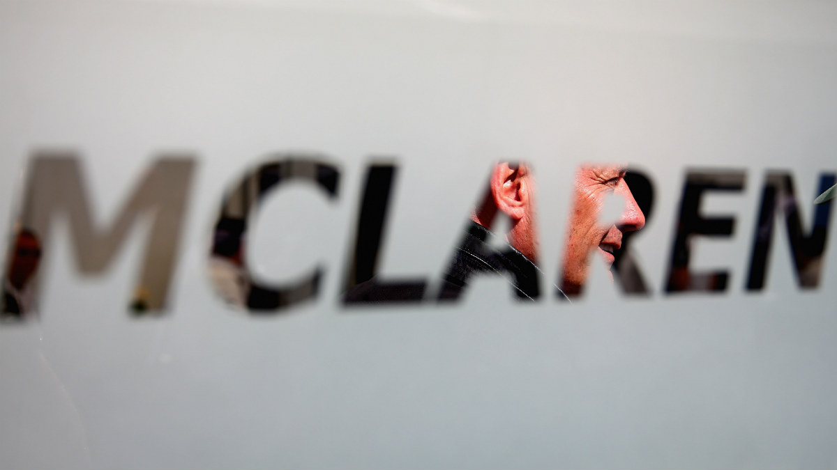 Ron Dennis tras un cartel de McLaren. (Getty)