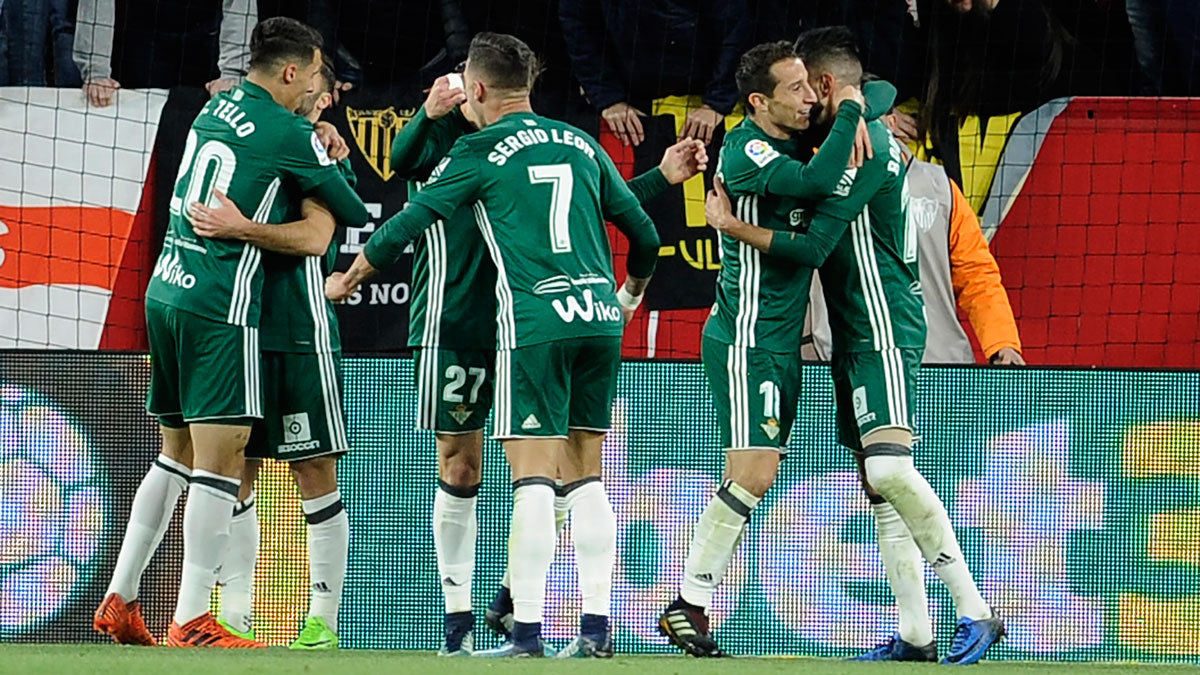 Los-jugadores-del-Betis-celebran-la-victoria-ante-el-Sevilla-en-Liga-(AFP)