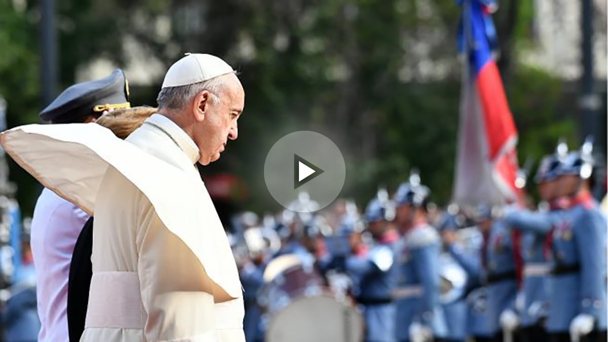 El Papa Francisco recibido a su llegada a Santiago de Chile. (AFP)