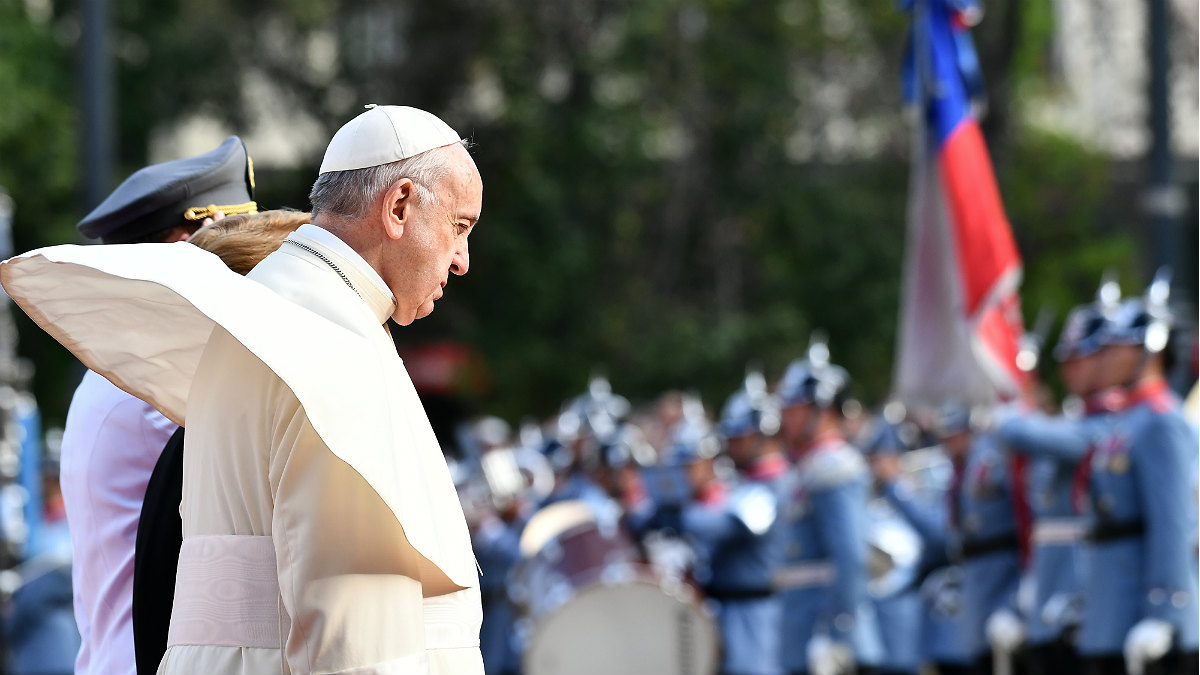 El Papa Francisco recibido a su llegada a Santiago de Chile. (AFP)