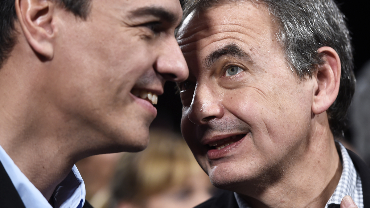 Pedro Sánchez y José Luis Rodríguez Zapatero. (Foto: AFP)