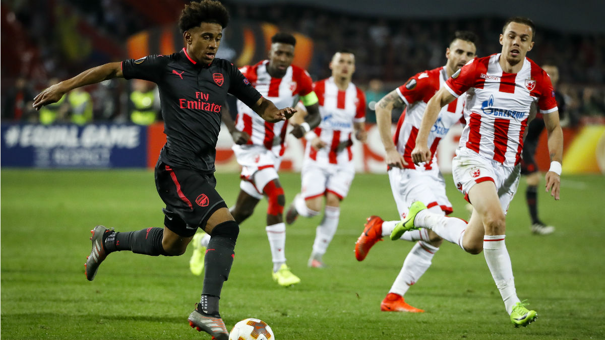 Reiss Nelson controla un balón en un partido de la Europa League. (Getty)