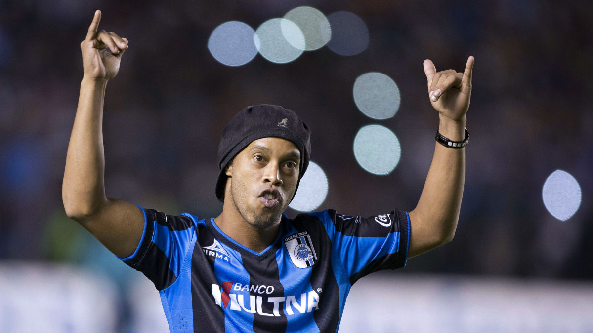 Ronaldinho durante su etapa en México. (AFP)