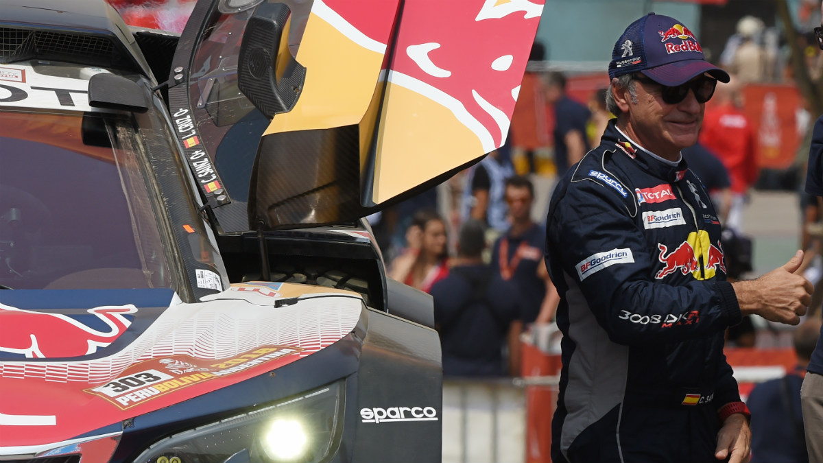 Carlos Sainz saluda a los fans en el rally Dakar. (AFP)