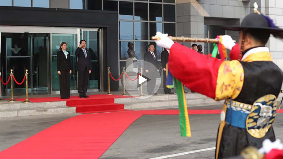 Cospedal en su visita a Corea del Sur. Foto: Defensa.