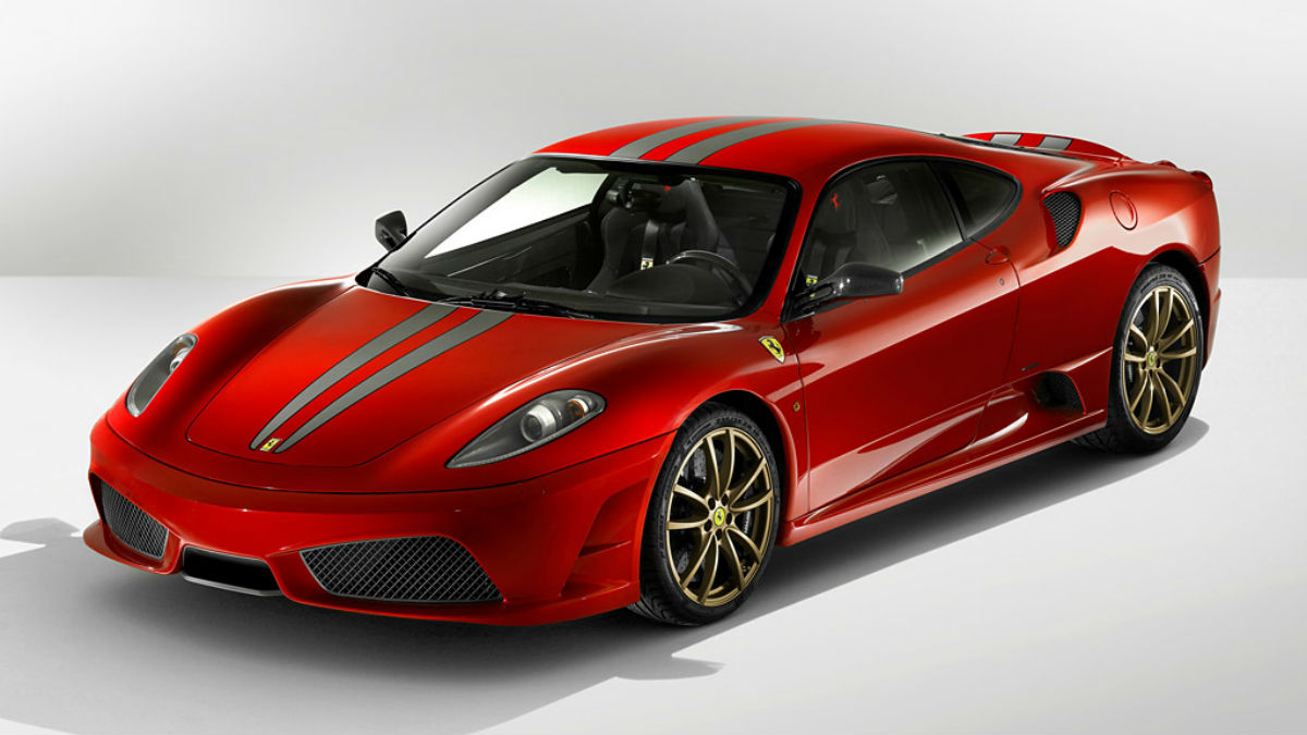 Transformar tu coche en un Ferrari no tiene que ser necesariamente un delito, salvo que utilices los logotipos registrados por la marca italiana sin su permiso.