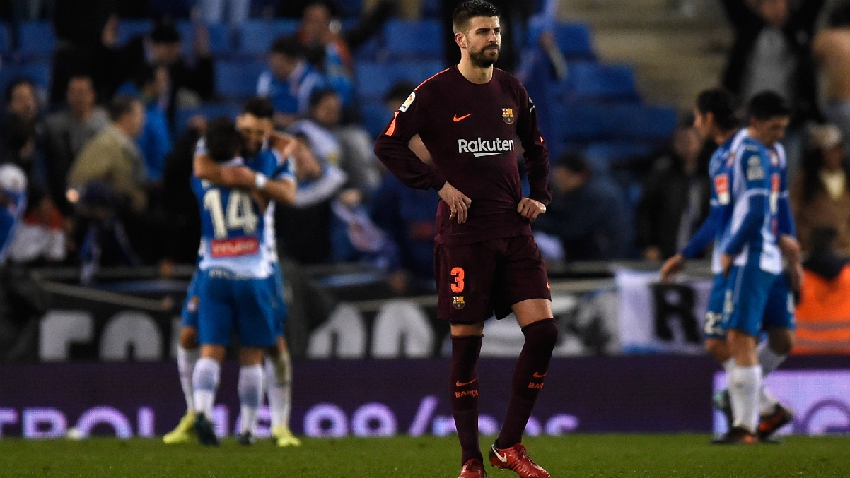 Piqué, cabizbajo mientras los jugadores del Espanyol celebran el gol de la victoria. (Getty Images)