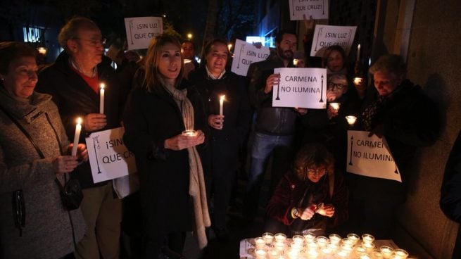 Vecinos de Madrid se hartan y se manifiestan con velas por una mejora de las farolas: «Carmena no ilumina»