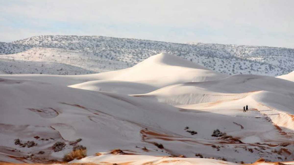 La arena del desierto del Sáhara se tiñó de blanco en la ciudad argelina de Aïn Séfra  el pasado 7 de enero