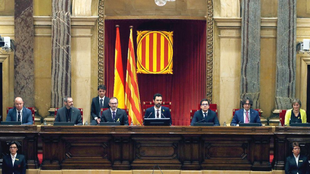 El presidente del Parlament, Roger Torrent, junto a los miembros de la Mesa. (Foto: EFE)