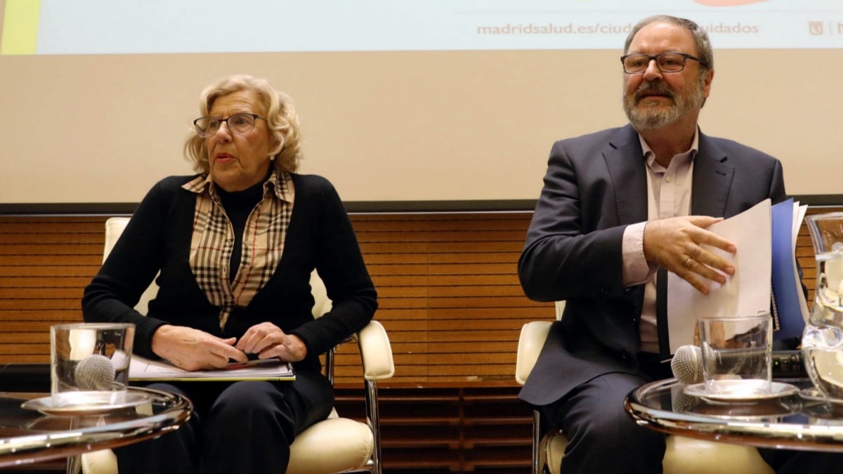 La alcaldesa, Manuela Carmena, y el edil de Seguridad, Javier Barbero. (Foto: Madrid)