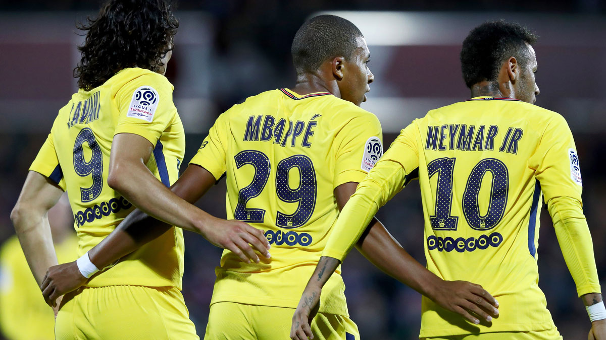 Cavani, Mbappé y Neymar durante un partido de la Liga francesa. (Getty)