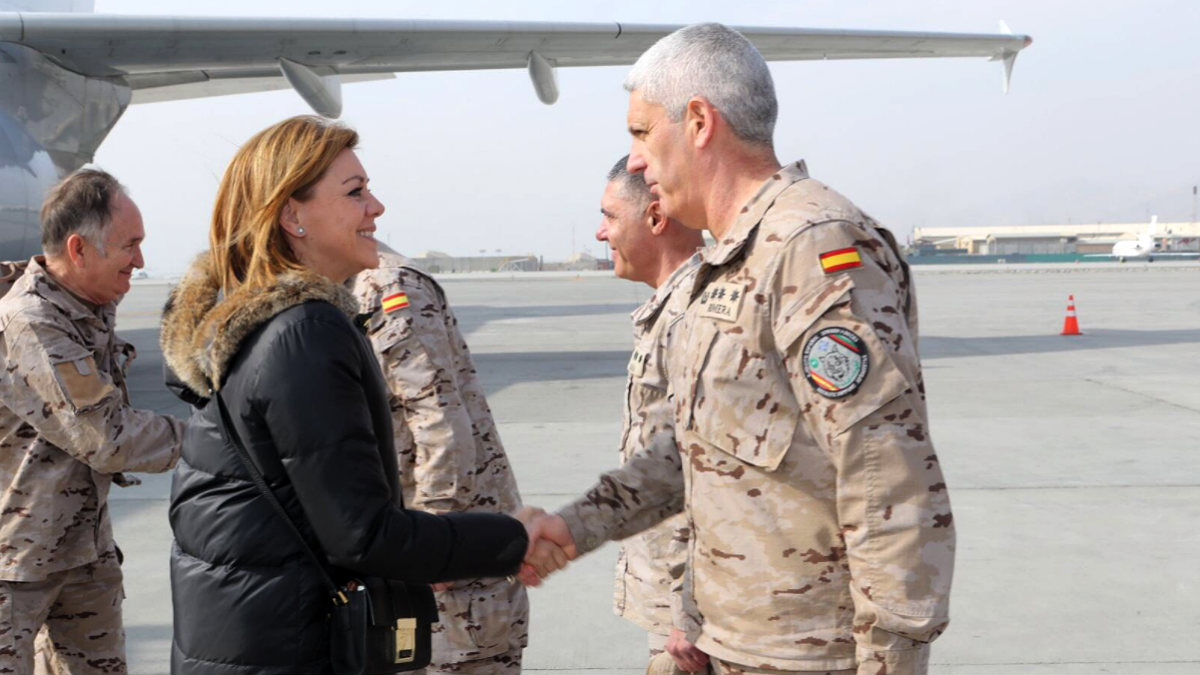 La ministra Cospedal saluda a las tropas españolas desplegadas en el Aeropuerto de Kabul, en Afganistan. (Defensa)