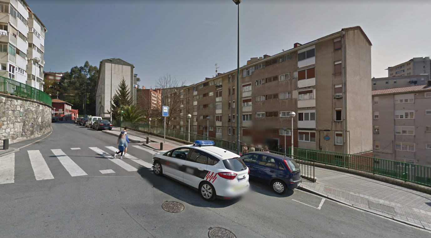 Calle Zizeruena, en el barrio de Otxarkoaga, en Bilbao, donde se produjo el suceso.
