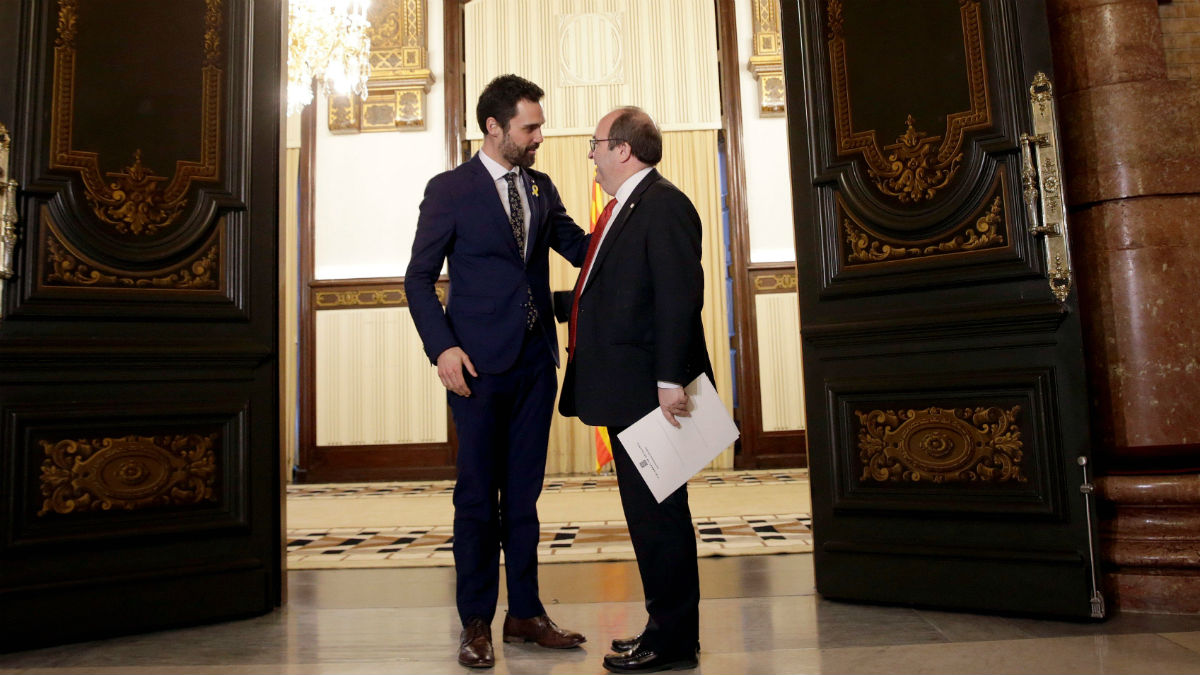 El presidente del Parlament, Roger Torrent, y el líder del PSC, Miquel Iceta. (EFE)