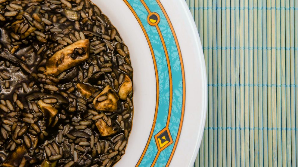 Receta de arroz negro con verduras y morcilla