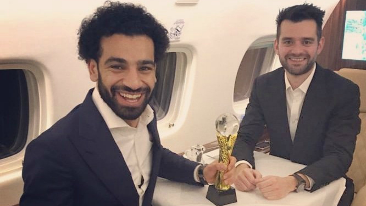 Salah junto a su agente Ramy Abbas Issa después de ganar el Balón de Oro africano. (Twitter)