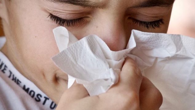 Estos son los peligros de no estornudar correctamente