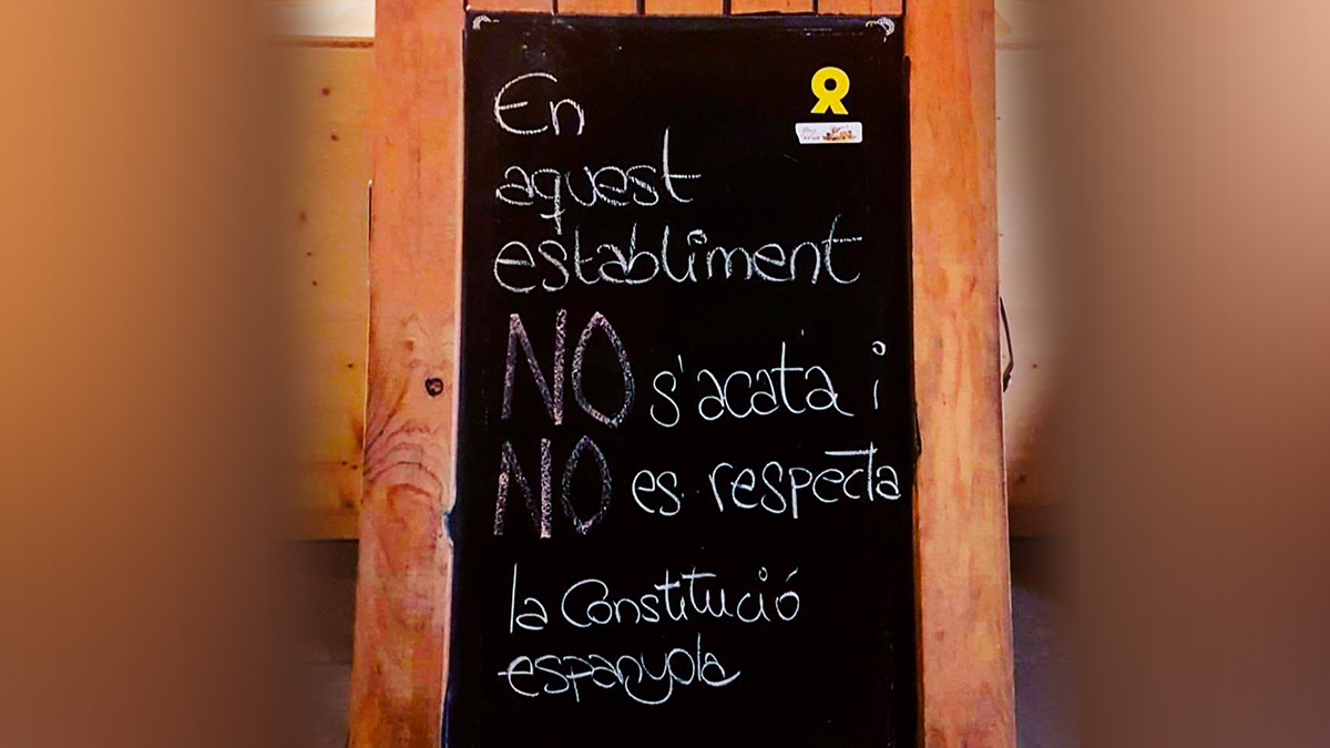 El cartel separatista que un restaurante de Vich (Barcelona) ha colocado en su entrada