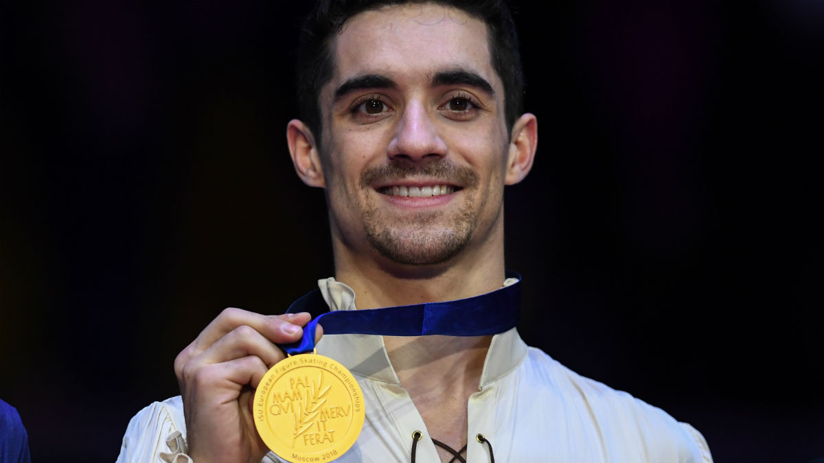 Javier Fernández posa con su medalla de oro. (AFP)