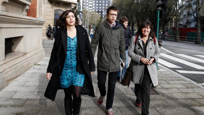 Laura Pérez, a la izquierda en la foto junto al secretario de Análisis Estratégico de Podemos, Iñigo Errejón (Foto: EFE)