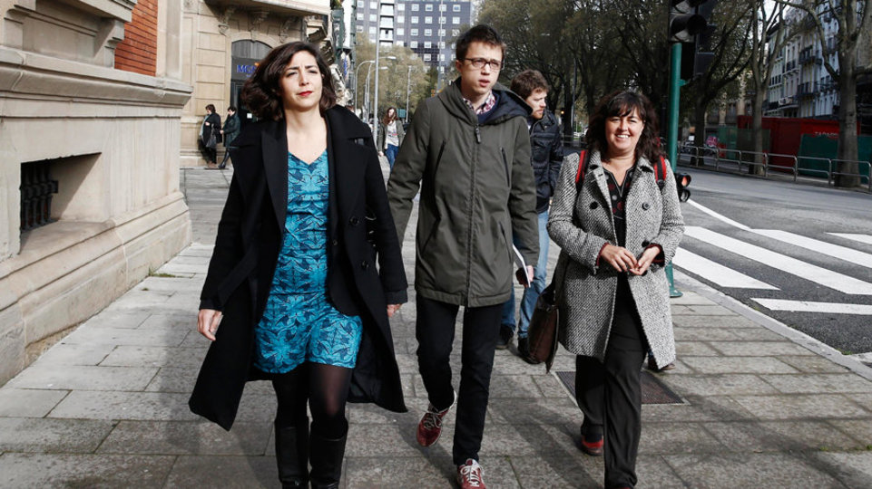 Laura Pérez, a la izquierda en la foto  junto al secretario de Análisis Estratégico de Podemos, Iñigo Errejón (Foto: EFE)