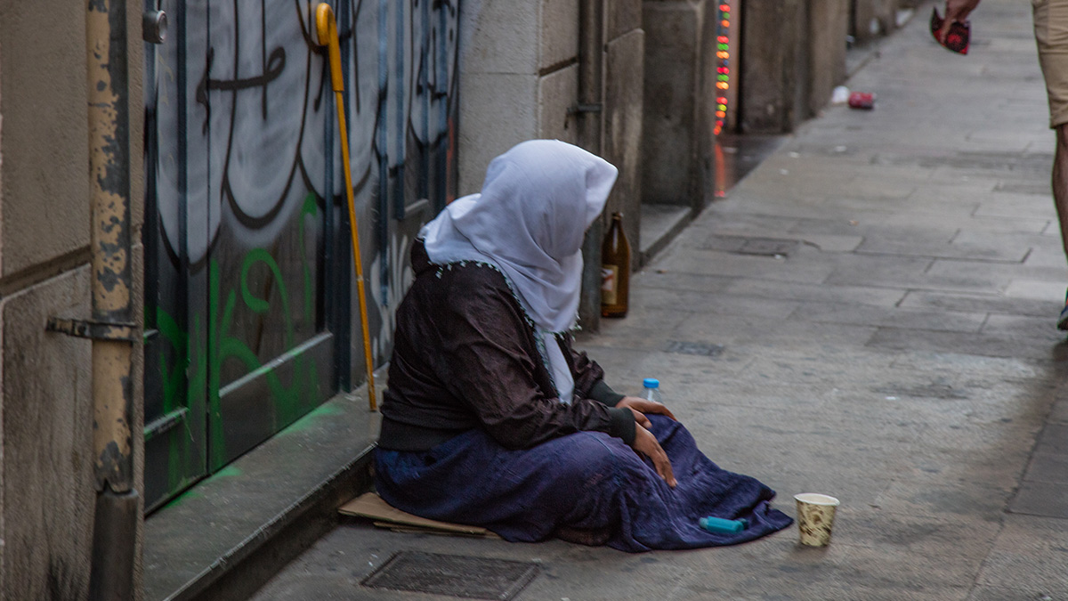 Mujer viviendo en la calle en Barcelona