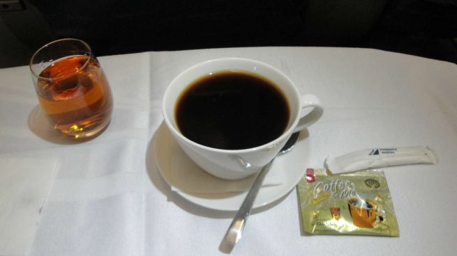 Beber café en los aviones podría ser una mala idea
