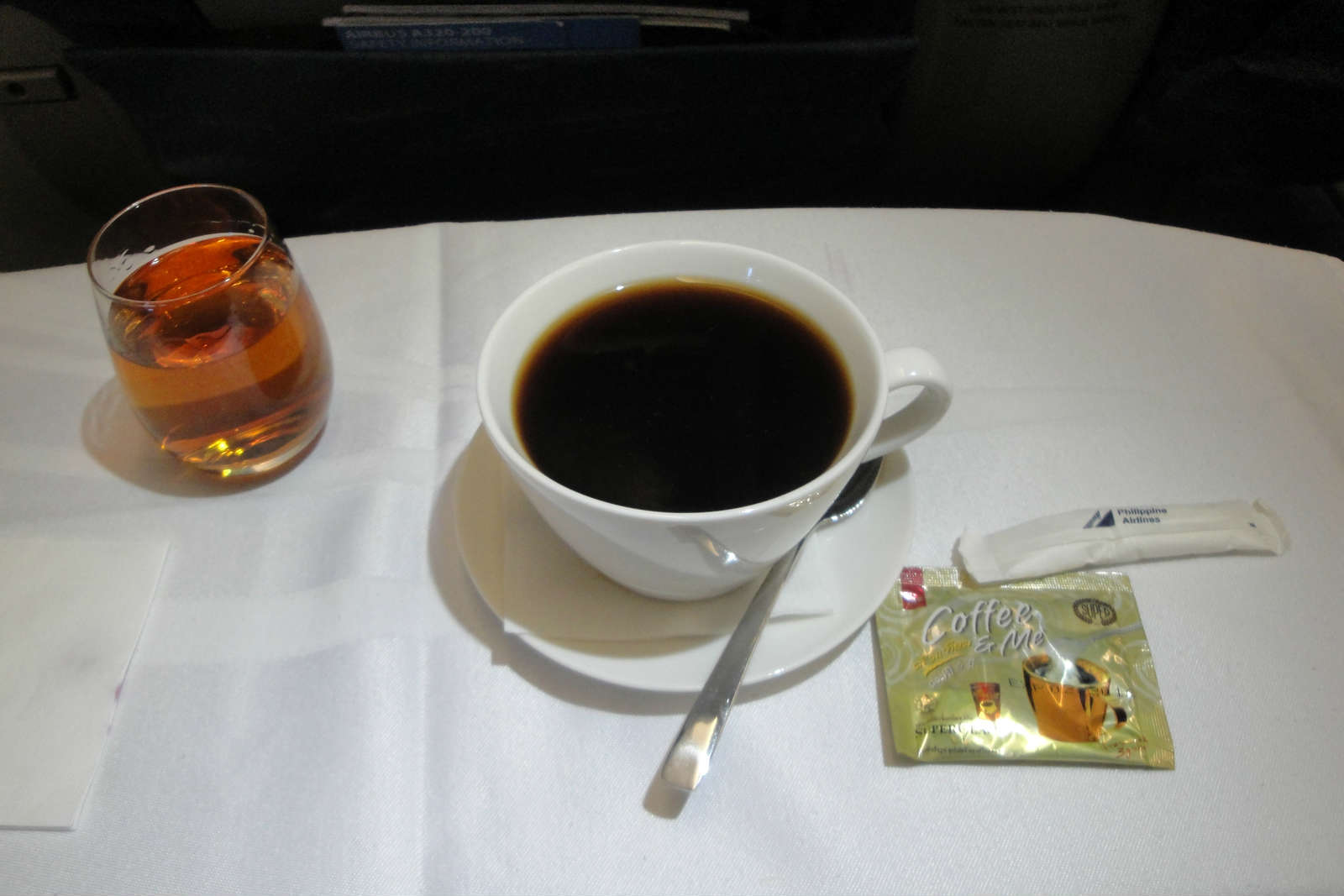 ¿Es seguro beber café en los aviones?