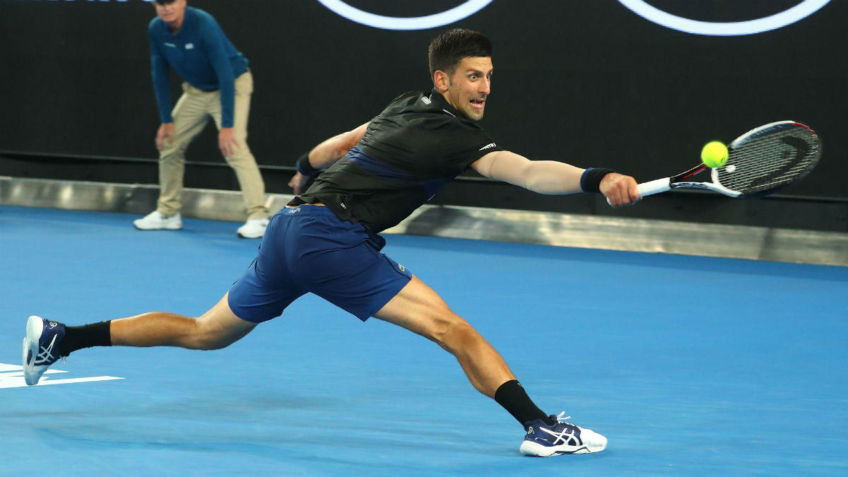 Novak Djokovic golpea a la bola en un partido del Open de Australia. (Getty)