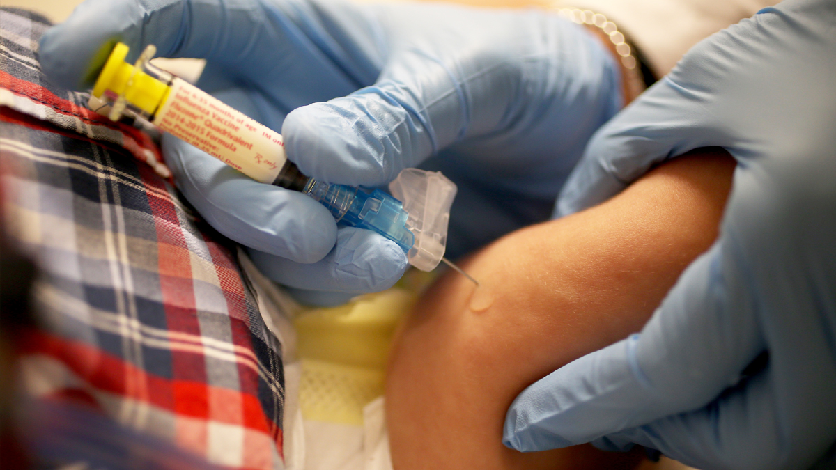 Un niño es vacunado de la gripe. (Foto: AFP)