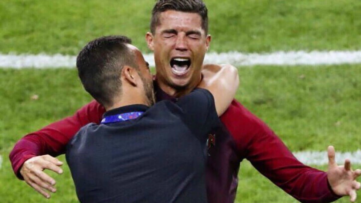 Ricardo Regufe abraza a Cristiano Ronaldo tras la conquista de la Eurocopa con Portugal. (Instagram)