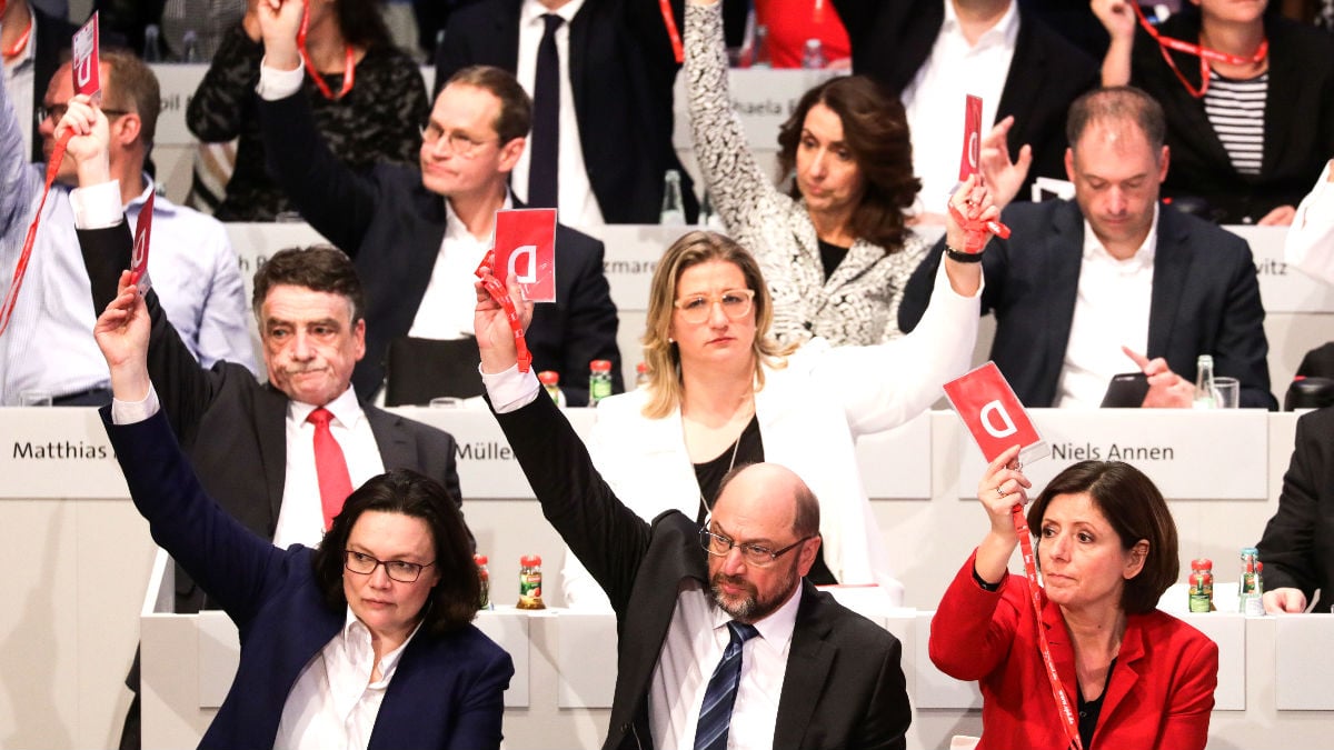 Martin Schulz, en el centro de la primera fila, votando en el Congreso del SPD (Foto: AFP).