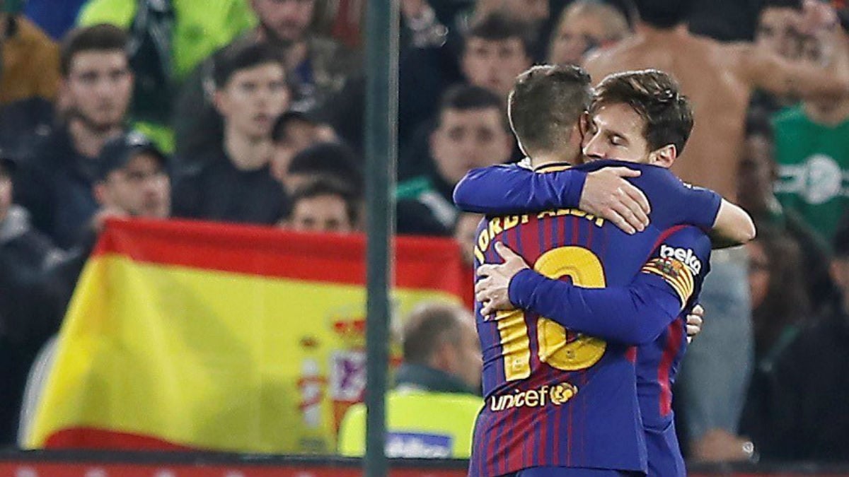Messi y Jordi Alba celebran un gol al Betis. (EFE)
