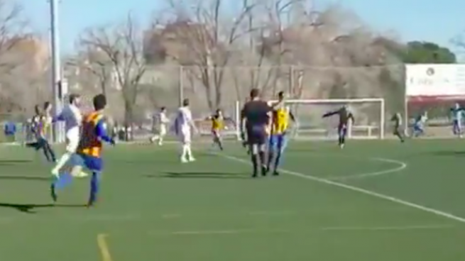 Escándalo en Tercera: un jugador le choca la mano al árbitro después de dar un gol fantasma