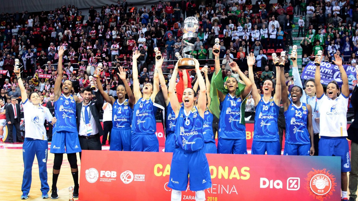 Silvia Domínguez levanta el trofeo de campeón de la Copa de la Reina. (EFE)