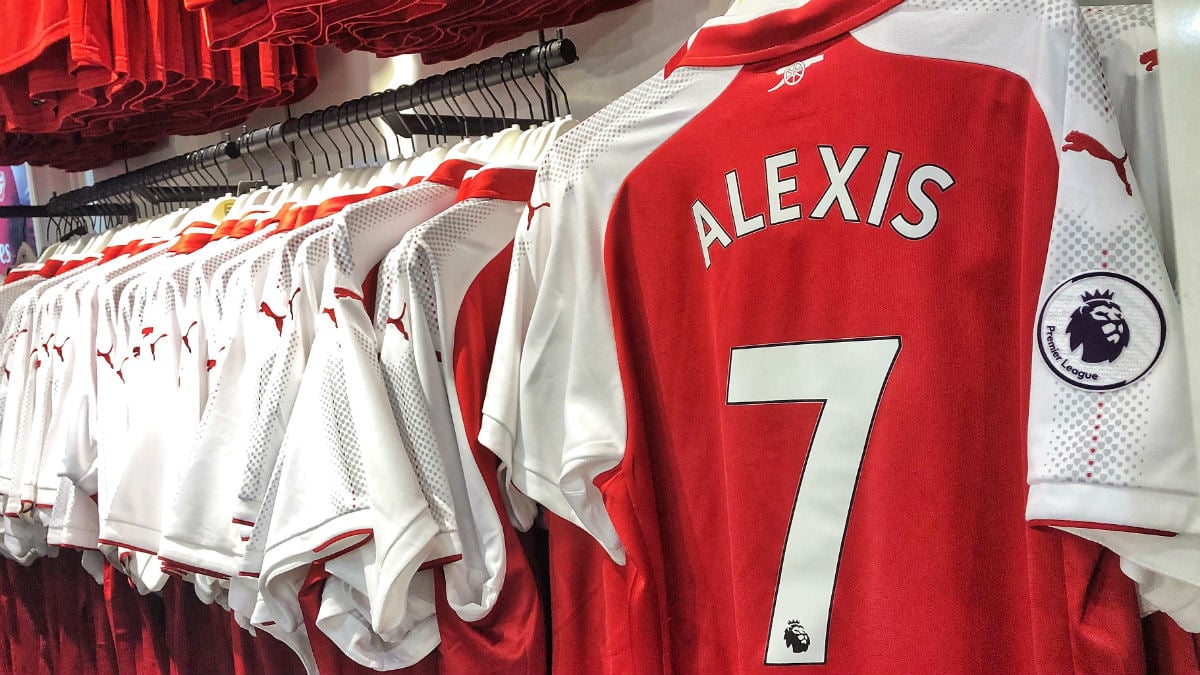 La camiseta de Alexis Sánchez aún en la tienda oficial del Arsenal. (Getty)