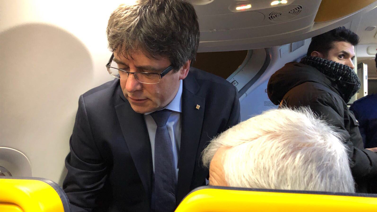 Carles Puigdemont en el vuelo Bruselas-Copenhague.