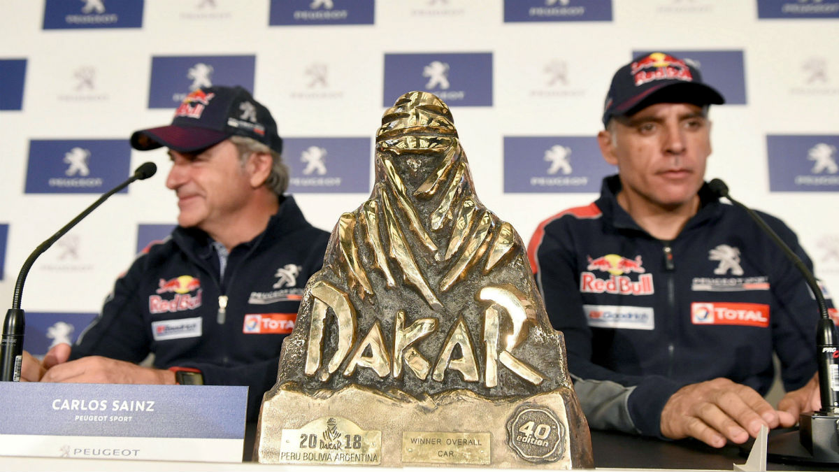 Carlos Sainz y Lucas Cruz, en rueda de prensa tras ganar el Dakar 2018. (EFE)