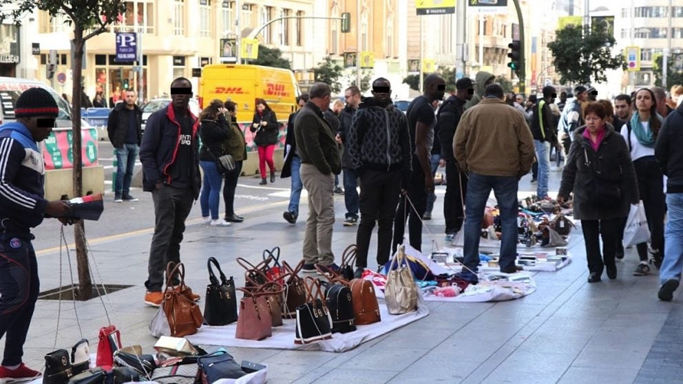 Manteros vendiendo productos en la Gran Vía estos días.