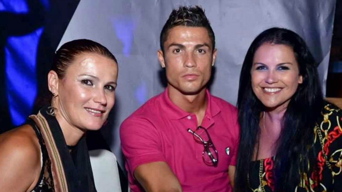 Cristiano Ronaldo junto a sus hermanas Elma (izquierda) y Katia (derecha). (Twitter)