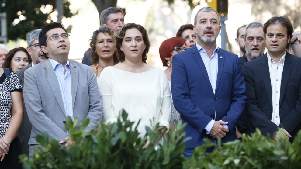 Gerardo Pisarello, Ada Colau, Jaume Collboni y otros miembros del Ayuntamiento de Barcelona. (Foto: AFP)