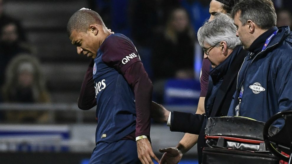 Mbappé se retira acompañado por los servicios médicos del PSG. (AFP)