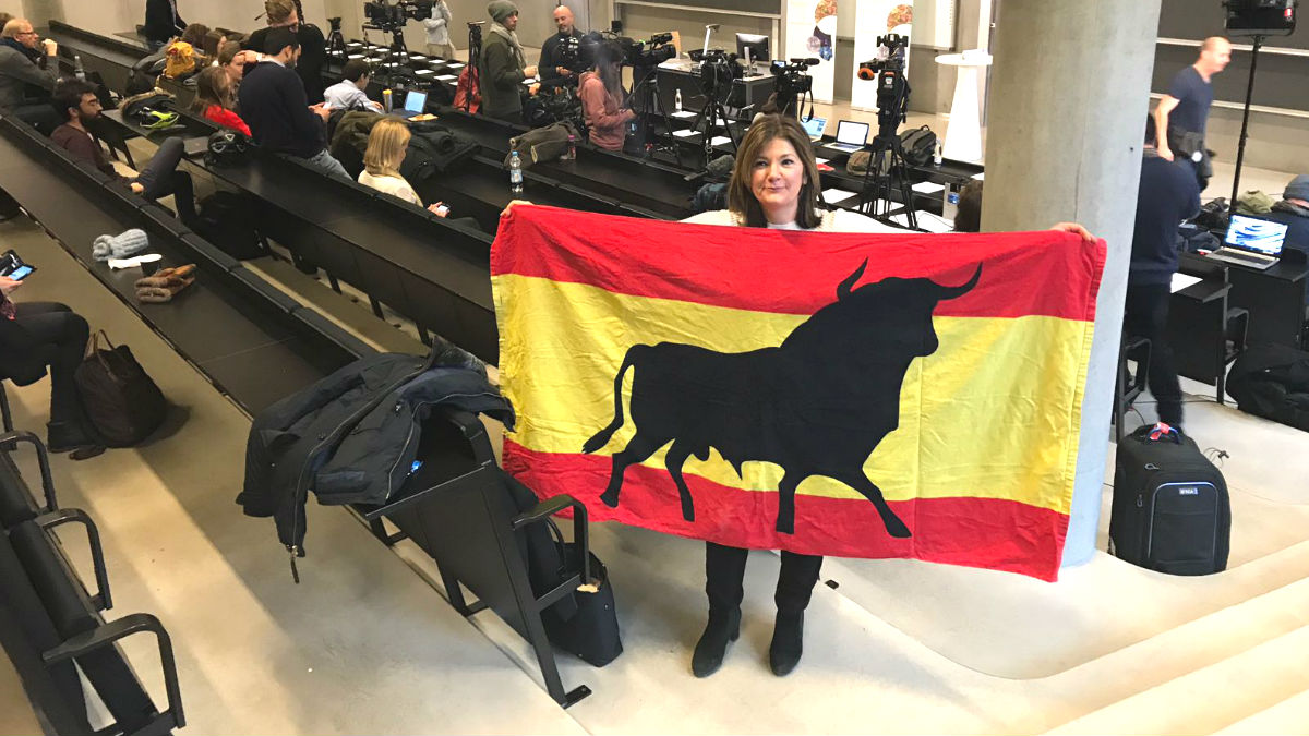 Ana lleva 20 años viviendo en Copenhague y ha acudido con esta bandera a la conferencia de Carles Puigdemont