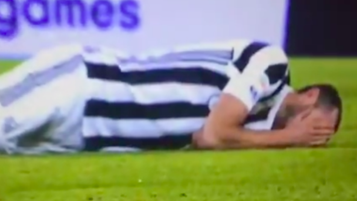 Giorgio Chiellini, finge en el suelo un golpe en el rostro.