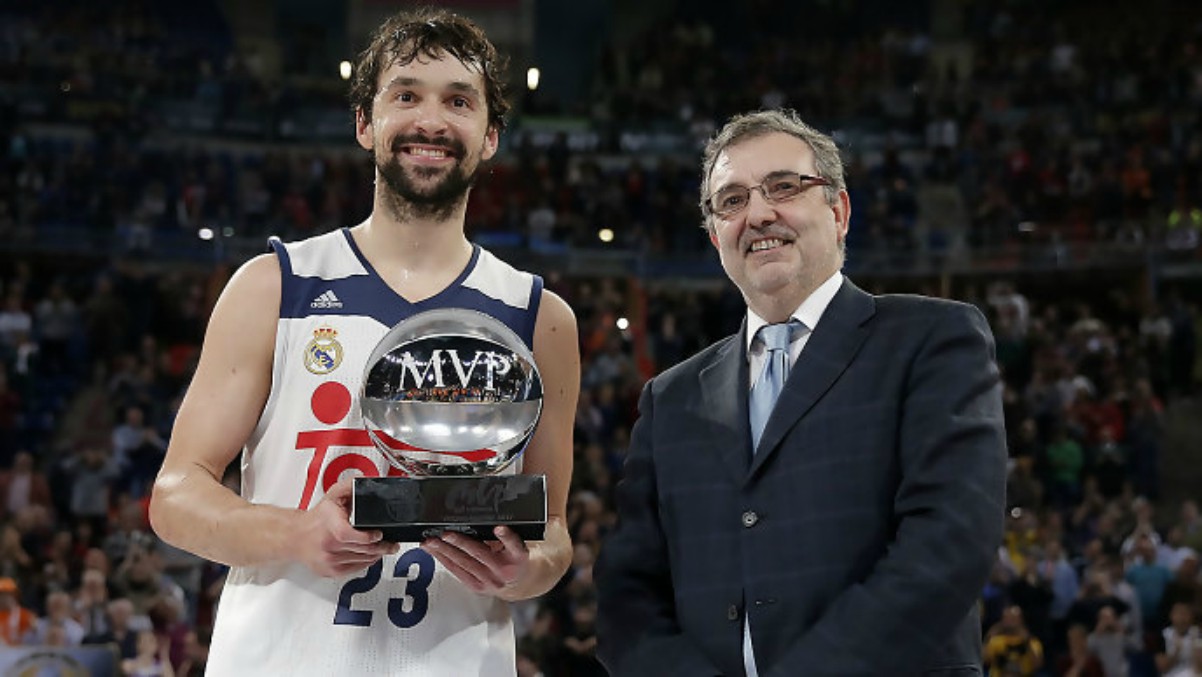 Llull posa con el trofeo de MVP de la Copa del Rey 2017. (ACB)
