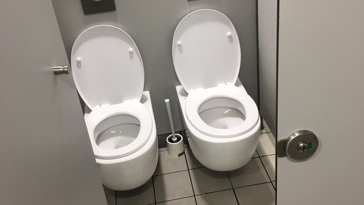 Si vas al baño en el Ikea de Málaga te encontrarás con esta curiosa estampa: dos WC juntos para hacer tus necesidades acompañado.