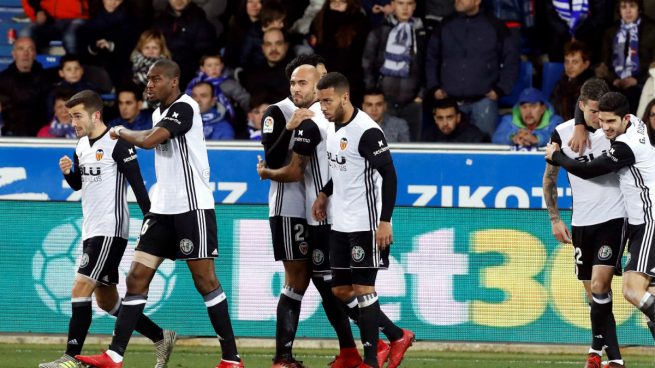 Los penaltis llevan al Valencia a las semifinales ante un Alavés peleón